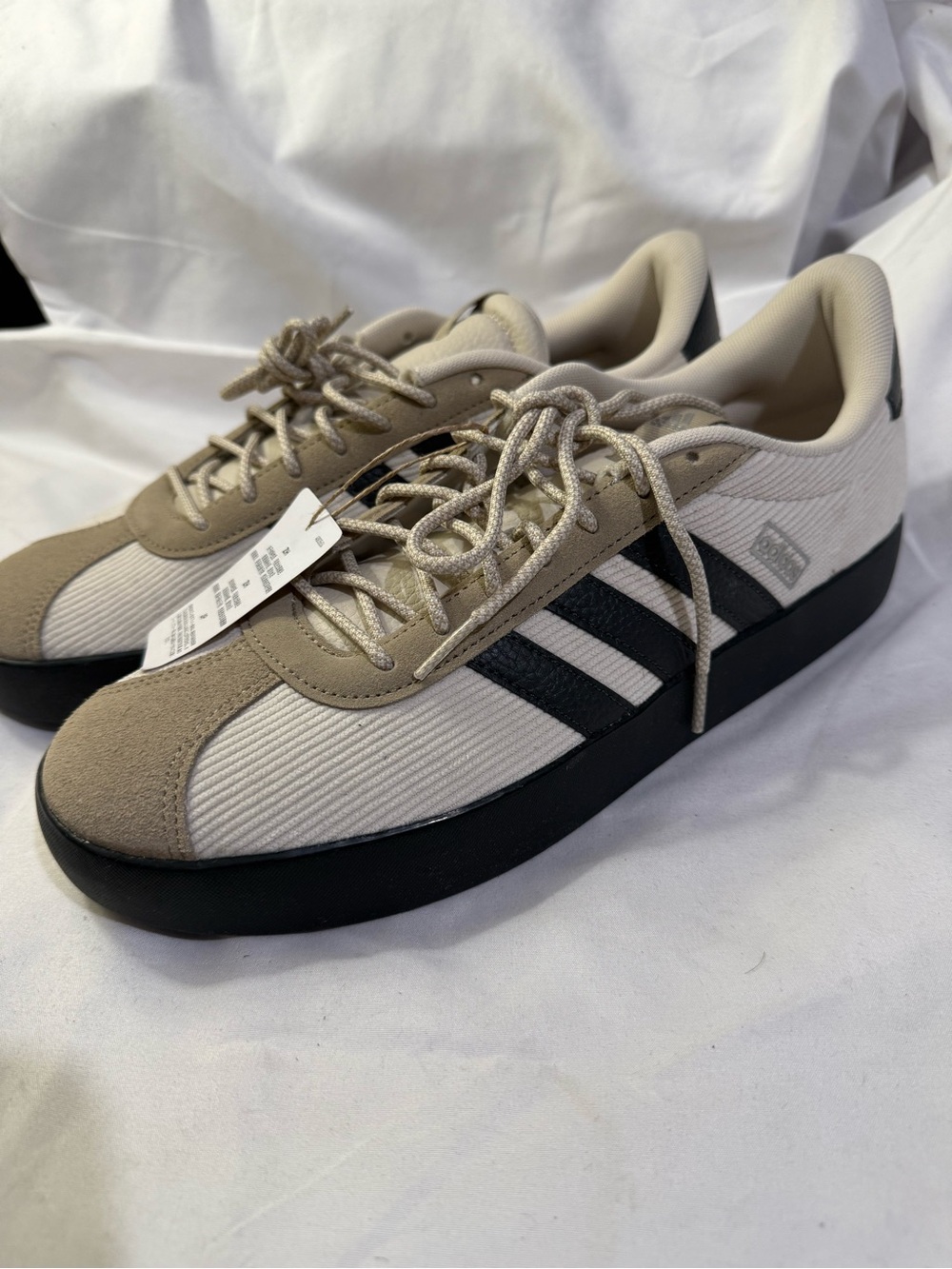 Adidas VL COURT 3.0 SHOES
Men Size 11 Alumina Carbon Blanch Cargo